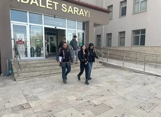 30-ayri-sucu-bulunan-beyza-gurkandan-ak-partililer-icin-skandal-cagri-daha-once-de-peygamber-efendimize-hakare-1743086922749.jpeg (Foto: İHA)