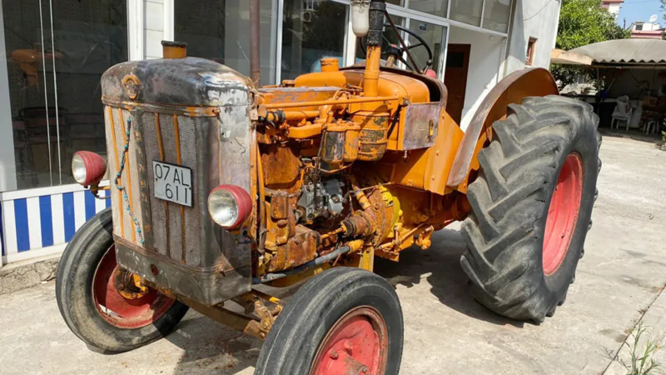 1954 model Hanomag marka traktörü 14 bin liraya yeniledi! Hayran kaldılar...