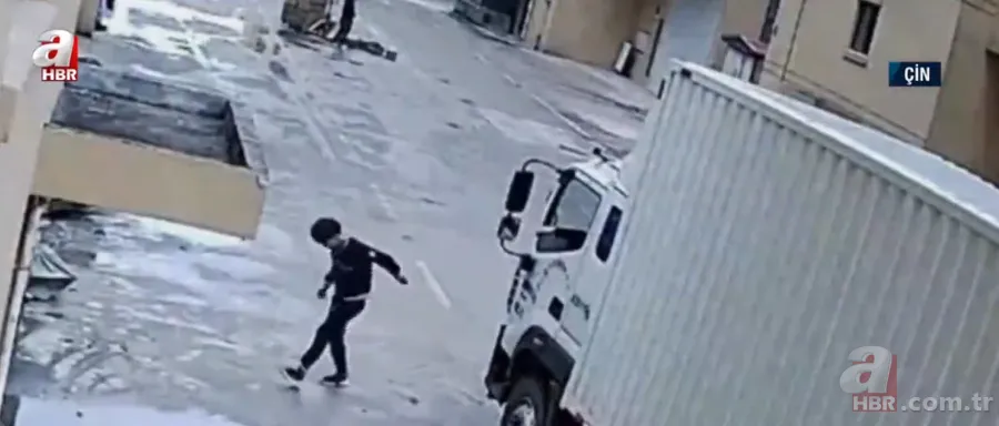 Mucize kurtuluş! Çocuğu göremeyince aracıyla üstünden geçti 12