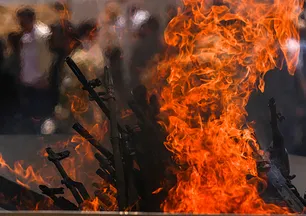 PKK'nın silah yakması dünya basınında geniş yankı uyandırdı! "Erdoğan için tarihi başarı"