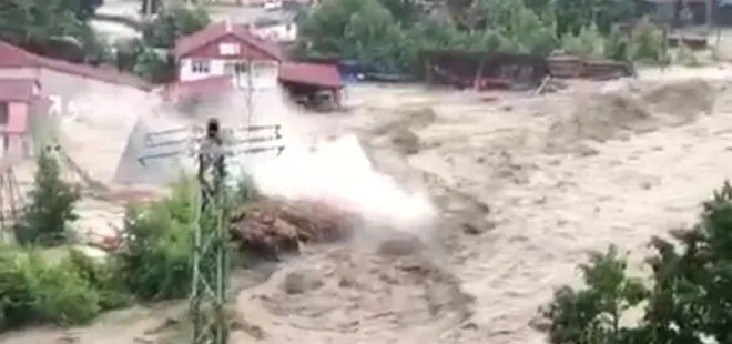 Sinop Türkeli’de sel felaketinde fabrikanın yıkılma anı kamerada