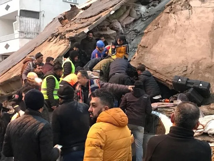Depremden saatler sonra mucize kurtuluşlar! Umutlu bekleyişler sürüyor