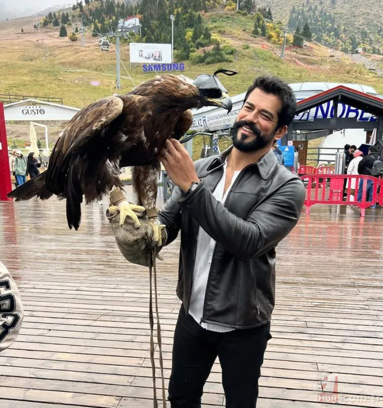 Kuruluş Osman’ın yıldızı Burak Özçivit’in annesi güzelliğiyle hayran bıraktı! Herkes ablası sandı 3
