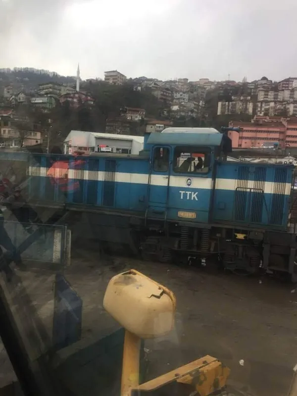 Son dakika: Zonguldak'ta yük treni raydan çıktı yola oturdu - 1