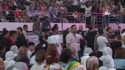 Terörist başının posterini açmaya çalıştılar