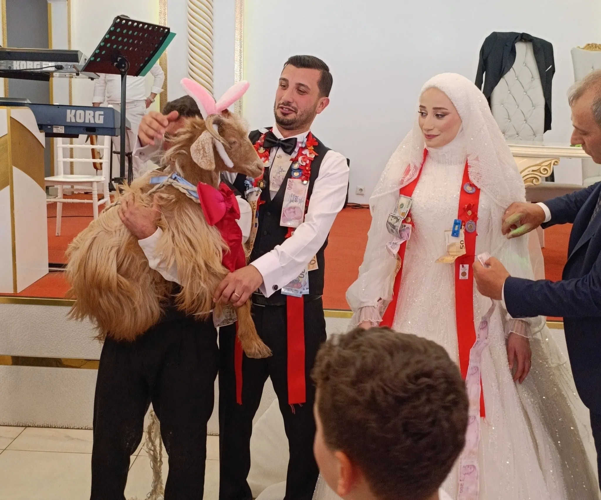 Düğünde sıra ona gelince herkes şaşırdı! Takı töreninde damada altın yerine bunu verdi