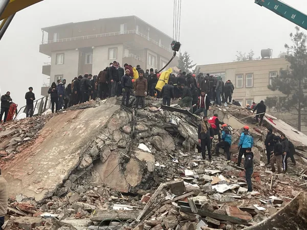 son-dakika-kahramanmarasta-77lik-deprem-baskan-erdogandan-afad-merkezinde-onemli-aciklamalar-1675677582271.jpg Son dakika: Kahramanmaraş'ta 7.7'lik deprem | Başkan Erdoğan'dan AFAD Merkezi'nde önemli açıklamalar - 3