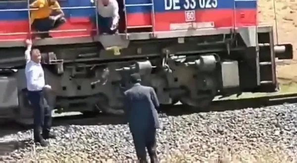 1628602893469.jpg Bahşiş için akılalmaz yöntem! Gelin arabasının önünü trenle kestiler - 2