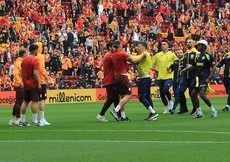 Galatasaray - Fenerbahçe derbisi öncesi yaşanan gerginlik sahaya taşındı! İlk yarıda kartlar havada uçuşuyor  | Fenerbahçe 10 kişi kaldı