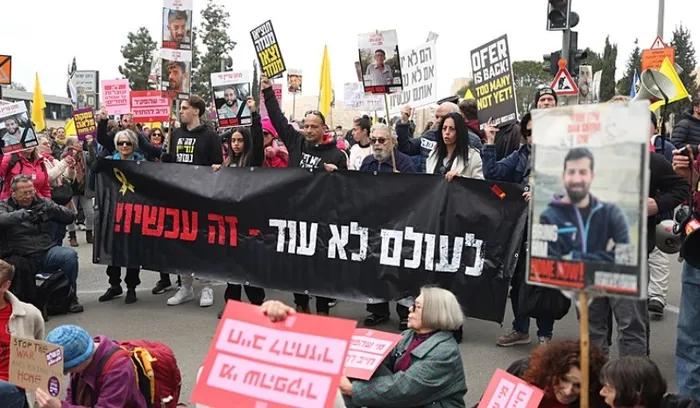 gazzede-kirli-plana-karsi-on-binler-sokaga-dokuldu-1739655356477.jpg İsrailli esir yakınları: ʺBaşbakan Netanyahu'nun Hamas'la anlaşmayı bozmasına izin vermeyeceğizʺ-AA