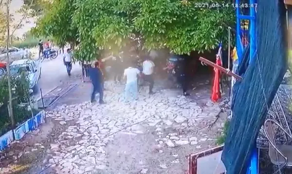 1621092797592.jpg Burdur'da dehşeti yaşadılar! Evi ve arabasını parçaladılar - 1