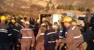 Madencileri taşıyan servis aracı devrildi!