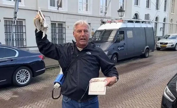 Hollanda’da Kur’an-ı Kerim’e yönelik alçak saldırı! Irkçı PEGIDA lideri Türkiye’nin Lahey Büyükelçiliği önünde…