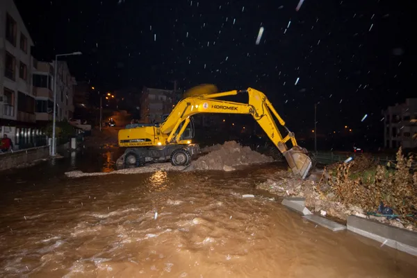 Sağanak yağış İzmir'i vurdu! Cadde ve sokaklar göle döndü - 4