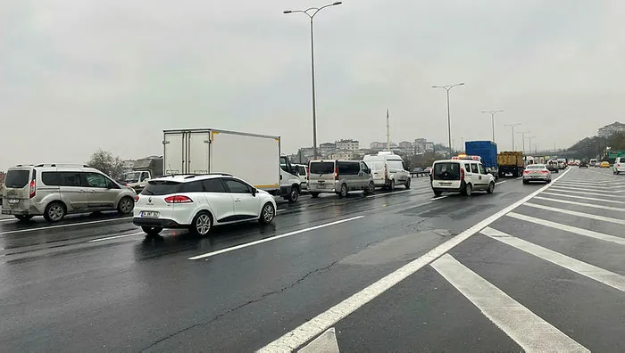 Son dakika: FSM Köprüsü’ndeki zincirleme kaza! TEM Otoyolunda trafiği felç etti - 3