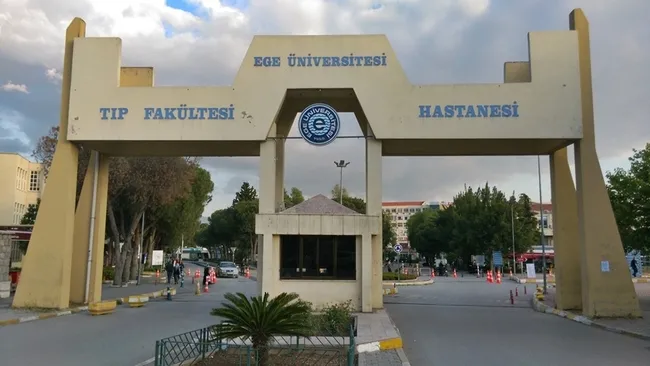 izmirde-otopsiye-gidecek-cenazeyi-karistiran-morg-gorevlisi-polise-keserle-saldirdi-1620975970948.jpg İzmir’de otopsiye gidecek cenazeyi karıştıran morg görevlisi polise keserle saldırdı - 2