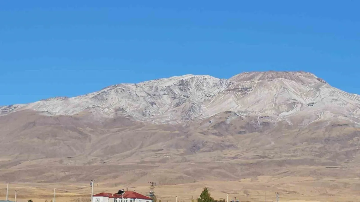 Süphan Dağı beyaza büründü