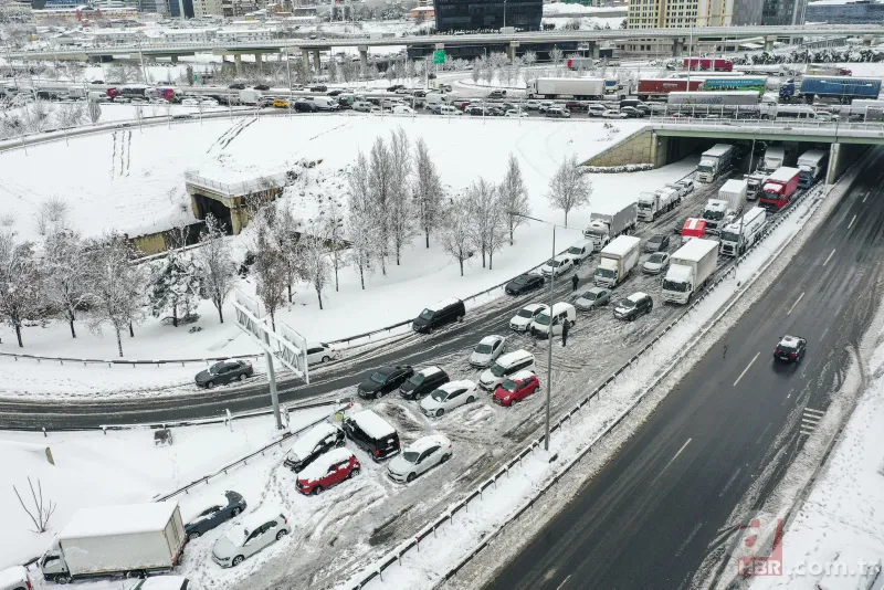 İstanbul’un kara günleri! İBB karla mücadelede yetersiz kaldı | A Haber ekibi kar mesaisinde 25