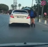 Gören telefona sarıldı! Antalyada patenli gençler...