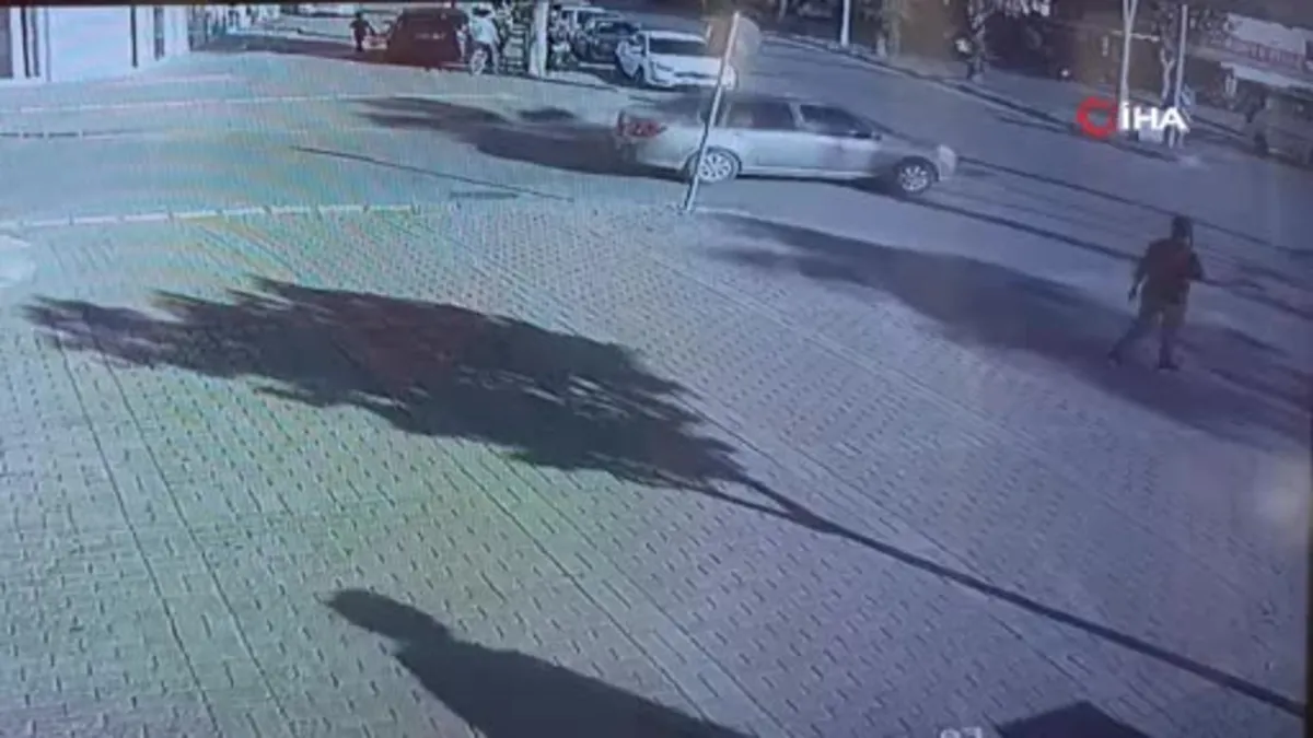 Motosiklet otomobille çarpıştı: 1 yaralı