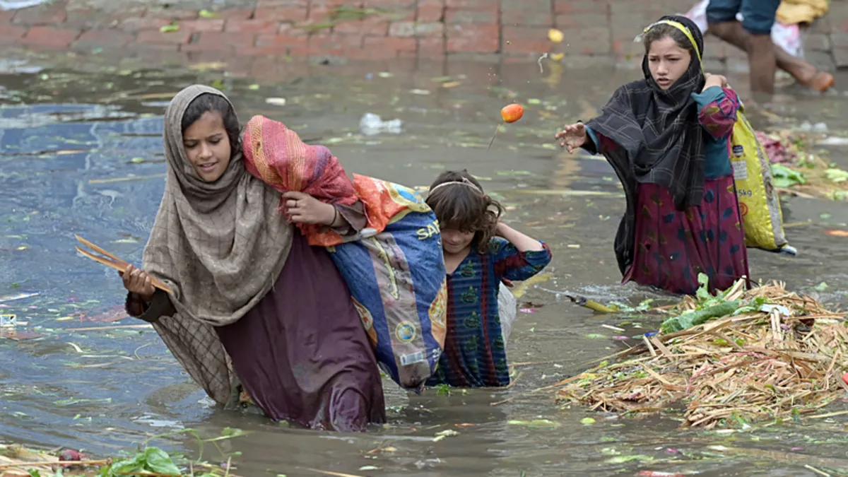 Pakistan'da Muson yağmurları can almaya devam ediyor