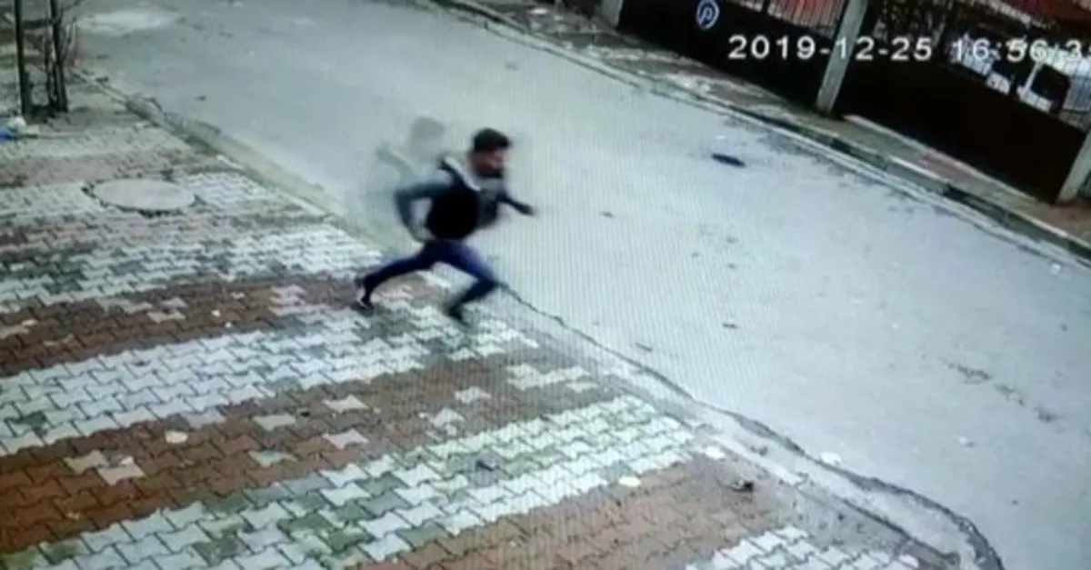 İstanbul’da şoke eden olay! Kadını yerde sürükleyip telefonunu çalan kapkaççının kaçma anı kamerada