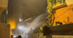 Fatih’te çöken metruk bina kontrollü şekilde yıkıldı