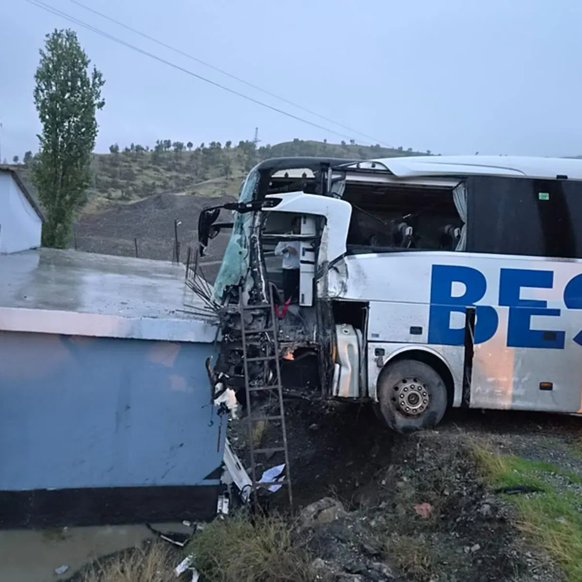 Şırnak'ta feci kaza! Yolcu otobüsü eve çarptı: 15 yaralı
