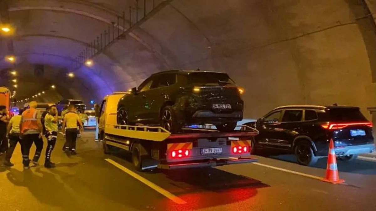 Sultangazi'de feci kaza! 10 araç birbirine girdi: Yaralılar var