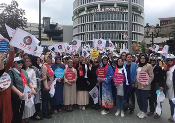 CHP'li Bolu Belediye Başkanı Tanju Özcan'a tepkiler sürüyor! HAK-İŞ üyelerinden protesto: Hacer Çınar’ın haklı mücadelesinde yanındayız