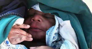 İnsanlık dışı muamele! Denizin ortasında doğdu