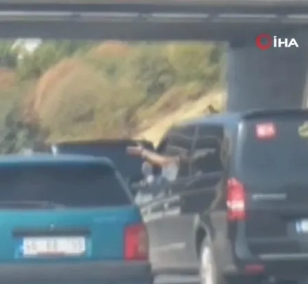İstanbul trafiğinde ayağını dışarı çıkartıp makas atan maganda kamerada