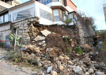 Bodrum'da aşırı yağış: Bir evin istinat duvarı yıkıldı