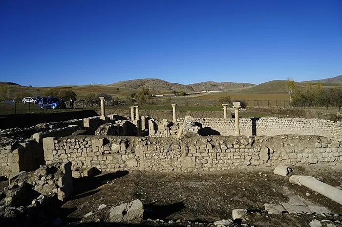 1762241328070.jpeg Satala Antik Kenti'nde 150 yıl sonra ikinci büst bulundu. (İHA)