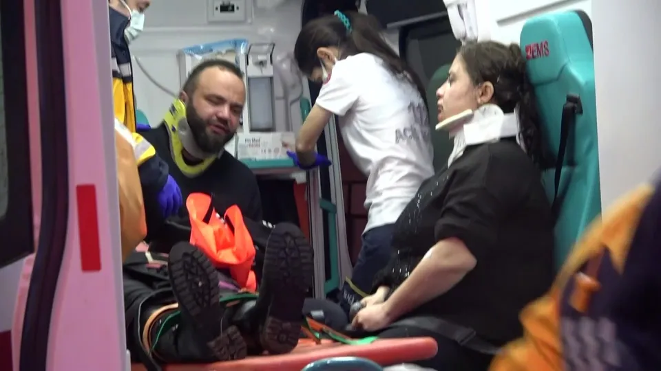 Amasya'da tur midibüsü devrildi: 28 yaralı | Olay yerinden yeni görüntüler