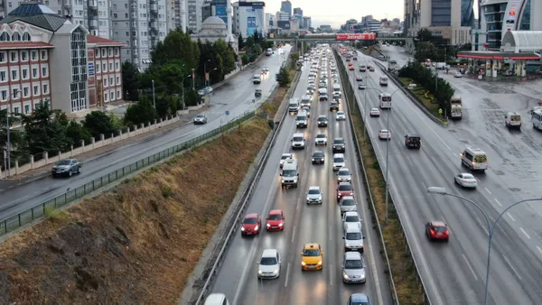 Son dakika: İstanbul’da sağanak etkili oldu trafik kilitlendi!