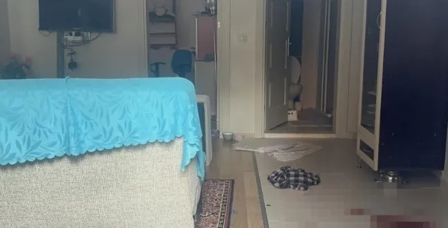 aile-ici-kavga-kanli-bitti-babasini-oldurup-oldu-annesini-yaraladi-1724881249918.jpg Aile içi kavga kanlı bitti! Babasını öldürüp annesini yaraladı - 3