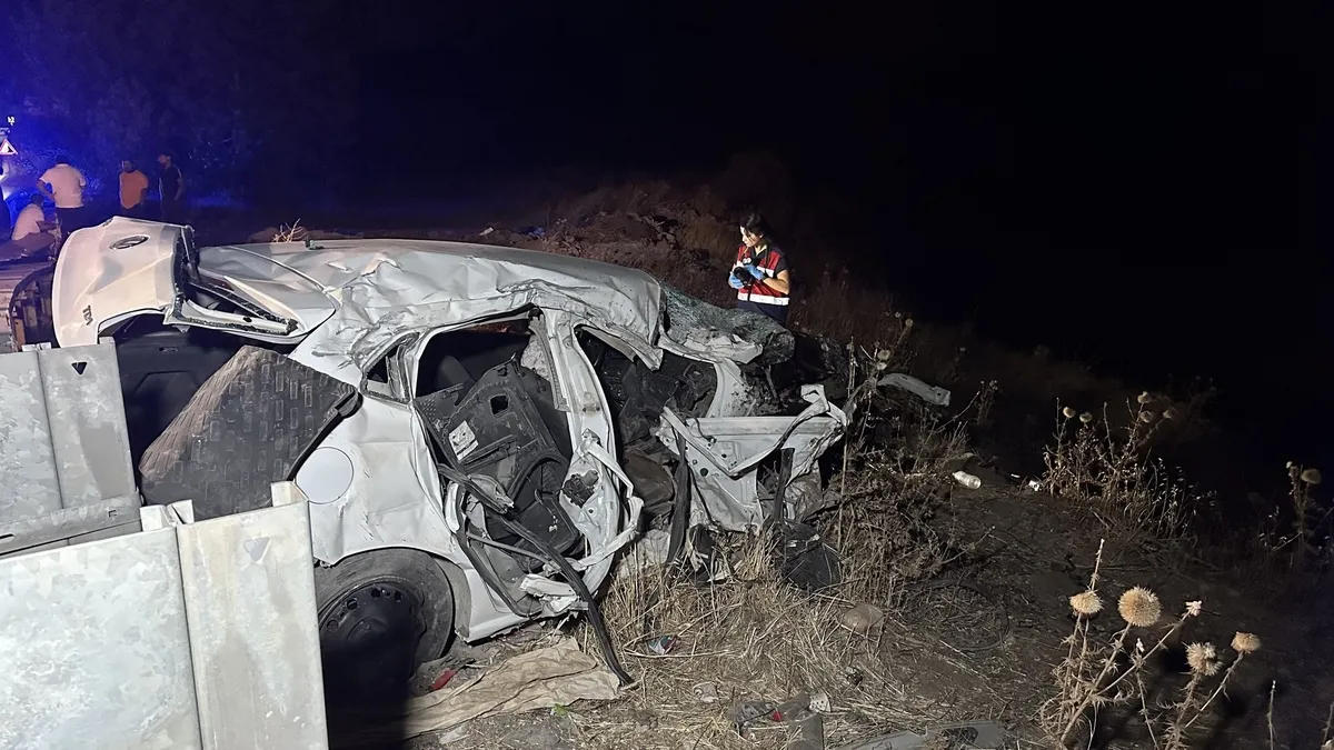 Ters yöne giren araç çimento tankeriyle çarpıştı! 1 ölü 1’i ağır 2 yaralı