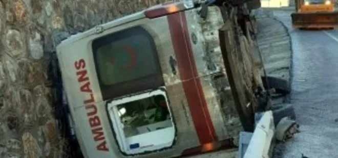 Ağrı’dan Trabzon’a hasta götüren ambulans Gümüşhane’de kaza yaptı
