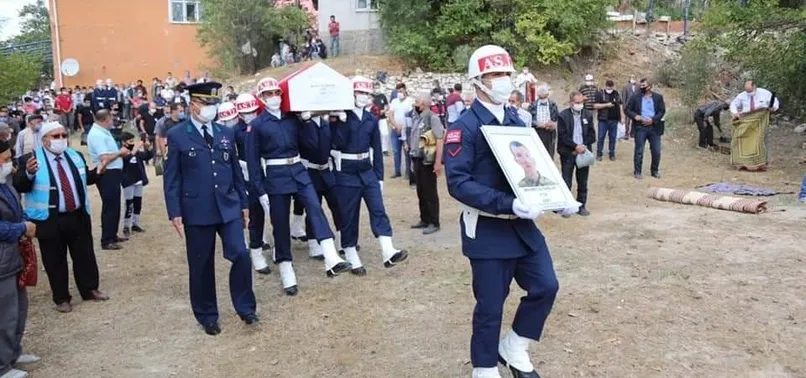 Tezkeresi beklenirken ölüm haberi gelen asker toprağa verildi