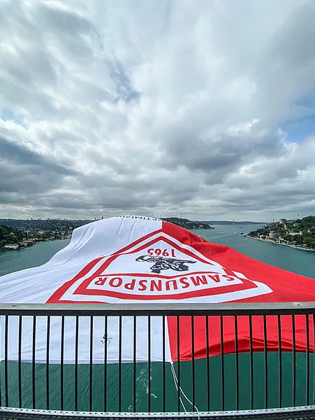 samsunspor-bayraklari-istanbul-bogazindaki-koprulere-asildi-1684592741074.jpg Süper Lig'e çıkan Samsunspor'un bayrakları İstanbul Boğazı'ndaki köprülere asıldı - 1