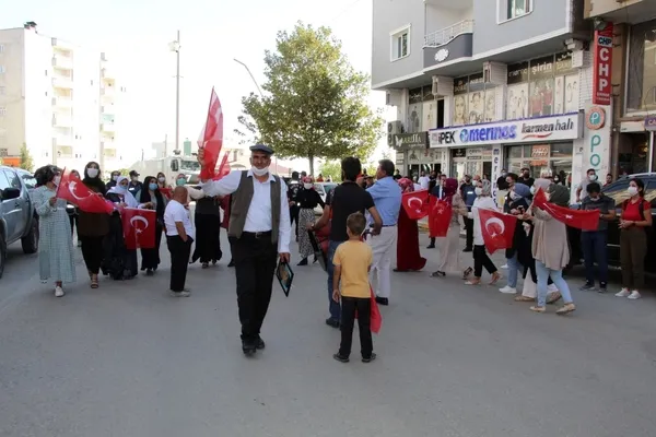 PKK'dan evladını kurtaran anne HDP il binası önünde halay çekti! "Türk-Kürt kardeştir PKK kalleştir" - 4
