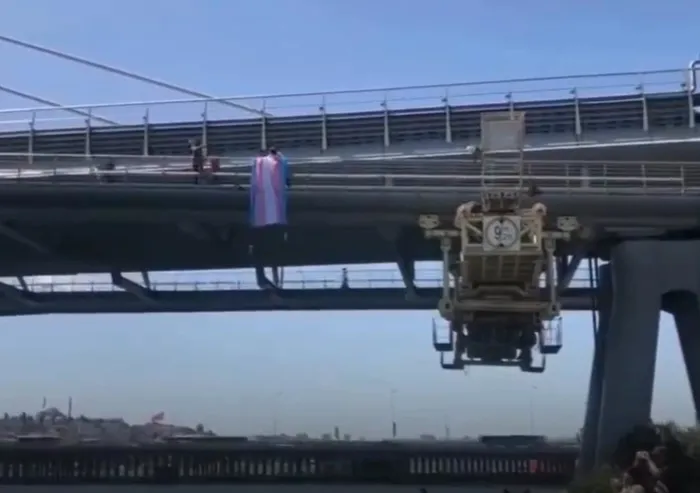 LGBT’li sapkınlar yine sahnede! DEM’li vekiller Özgül Saki ve Kezban Konukçu Haliç Köprüsü’ne trans bayrağı astı | Tepkiler çığ gibi