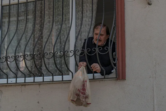 Görüntüler Üsküdar’dan! Sokak sokak dolaşıp ekmek sattılar