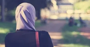 Fransa’da başörtüsüne alçak saldırı
