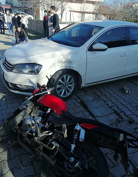 Tekirdağ’da korkunç anlar! Motosikletiyle çarptığı otomobilin üzerinden uçtu - 1
