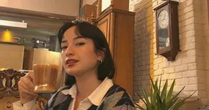 Sokak köpeklerinden kaçarken otomobil çarptı