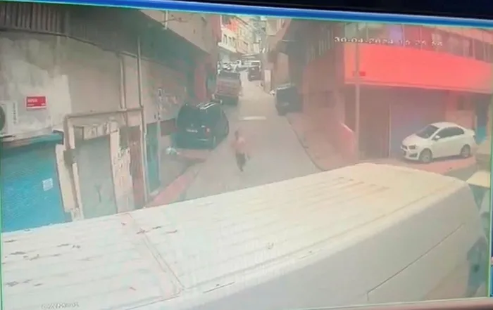 1715500168729.jpeg Beyoğlu'nda "dedikodu" kurşunu! 16 yaşındaki çocuk arkadaşını vurdu böyle kaçtı - 1
