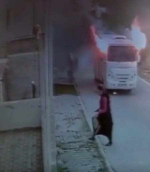 mersinde-tarim-iscilerini-tasiyan-servis-alevlere-teslim-oldu-1655748009956.jpg Mersin’de tarım işçilerini taşıyan servis alevlere teslim oldu - 1