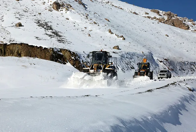 Van'da 487 yerleşim yerinin yolu ulaşıma açıldı - 1